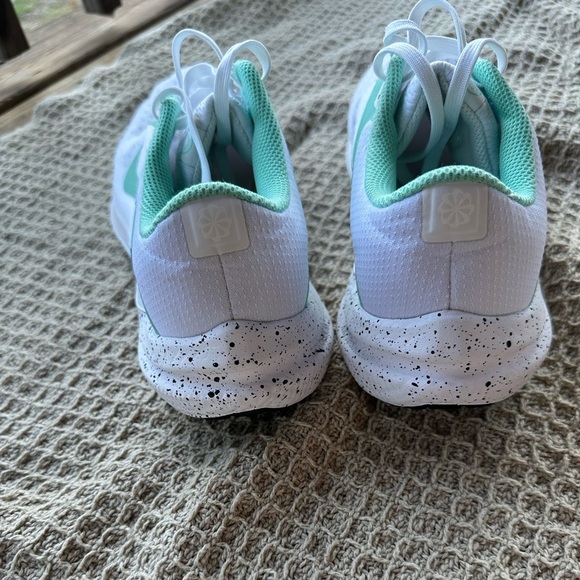 Nike Women's Athletic Shoes in White and Mint - Picture 4 of 6